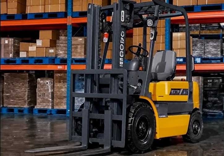 Электропогрузчики на складском комплексе с установленными LiFePO4 аккумуляторными сборками